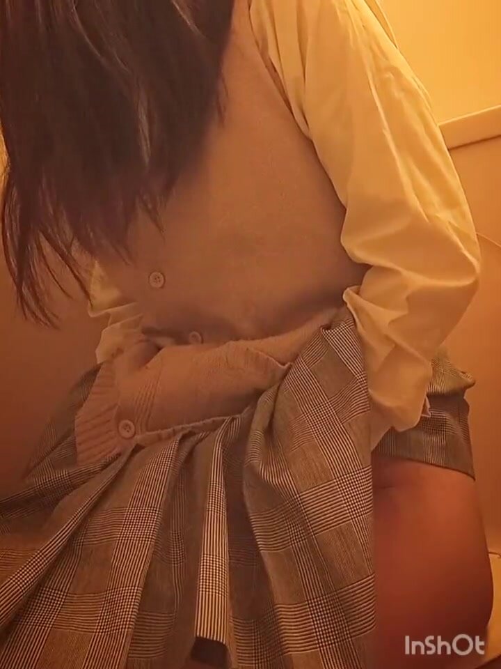 GIRL RECORDING HER SELF WHILE POOPING 13