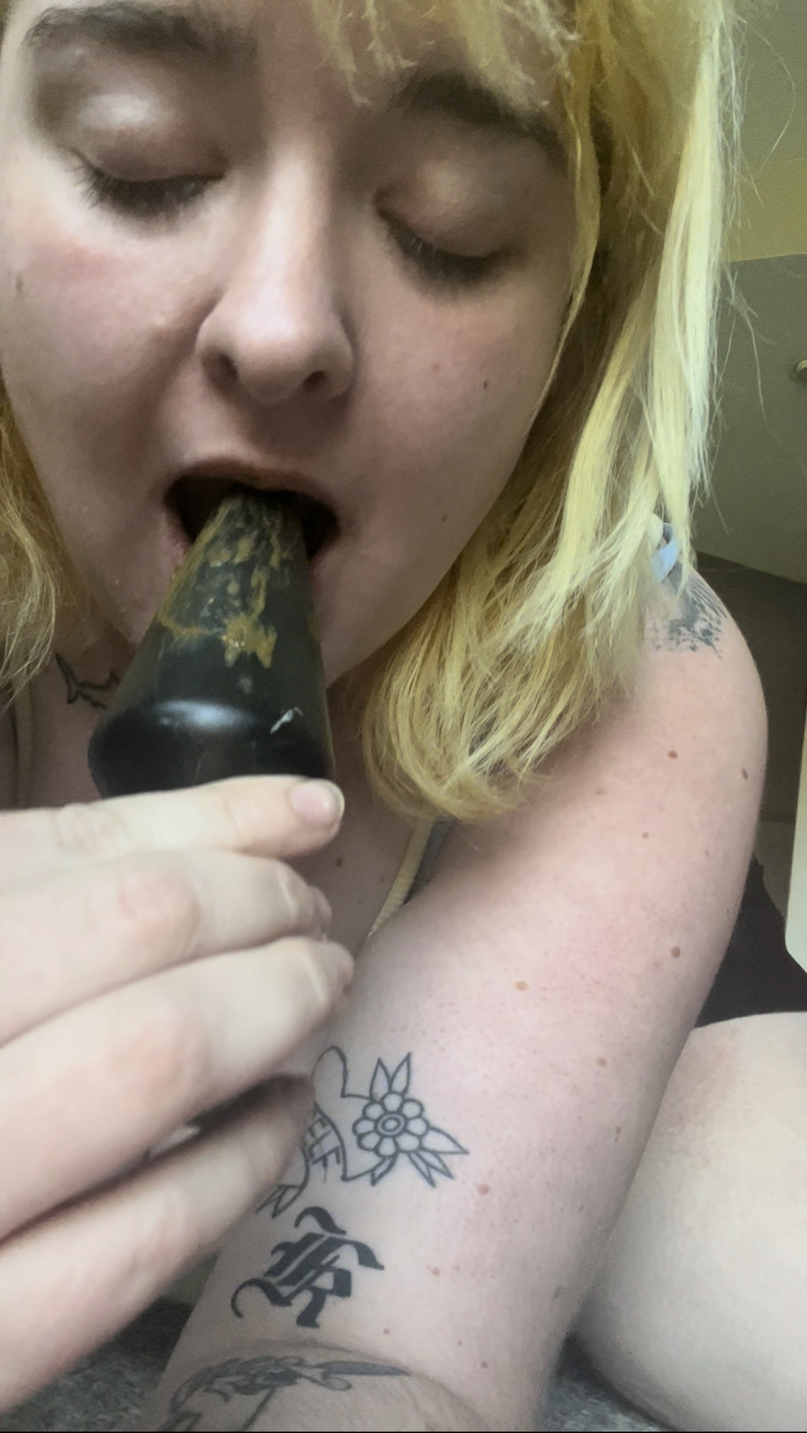 Cleaning my buttplug off for Sir