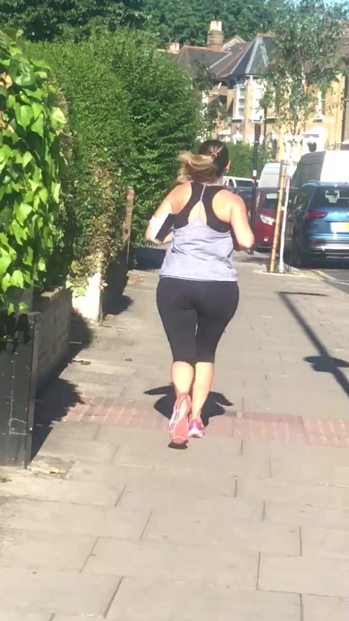 Thick pawg running