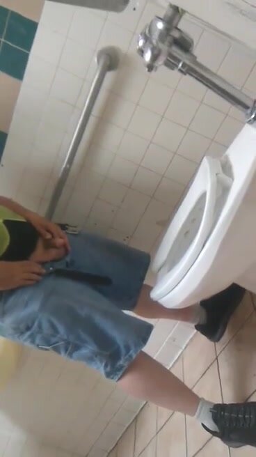Hot guy taking a piss - video 3