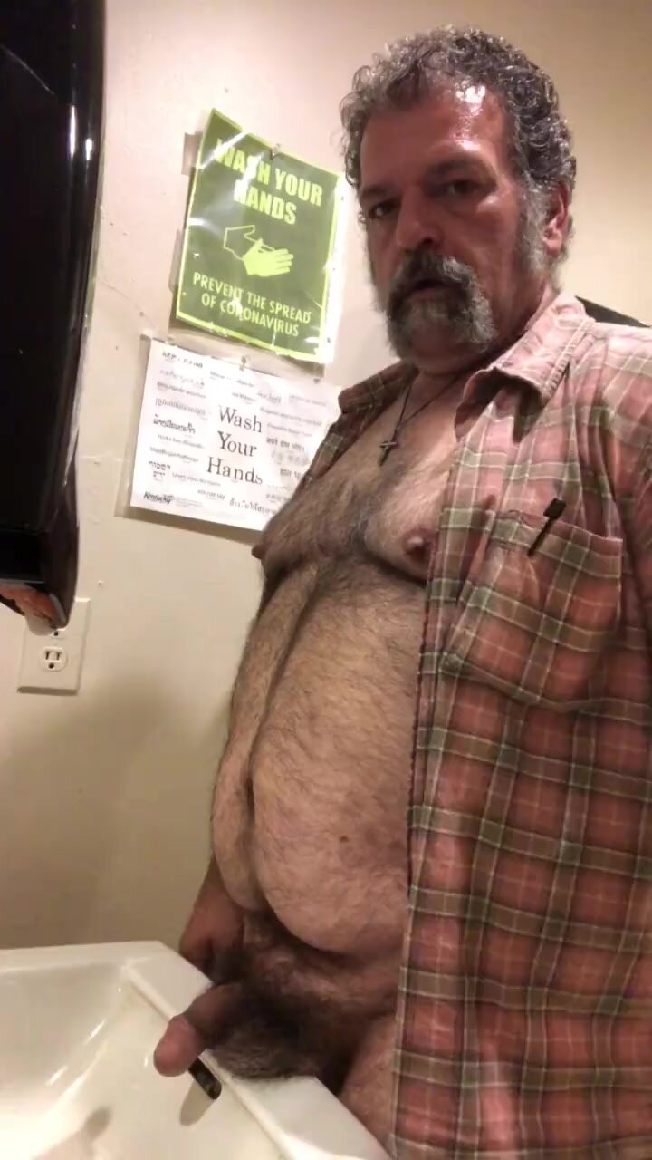 Daddy takes a piss in the sink