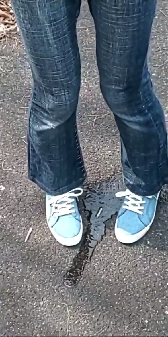 Teen wets skinny jeans