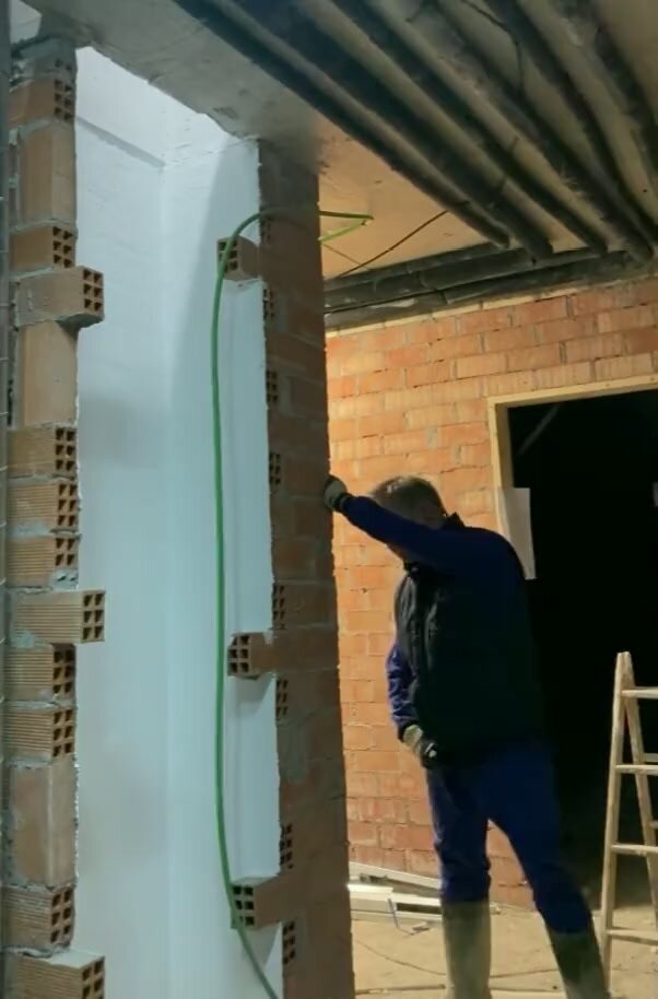 Dude at quiet work site bates a quickie
