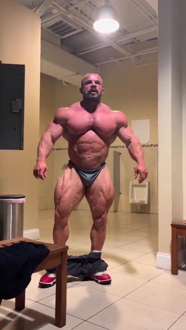 Huge Bodybuilder Posing Routine