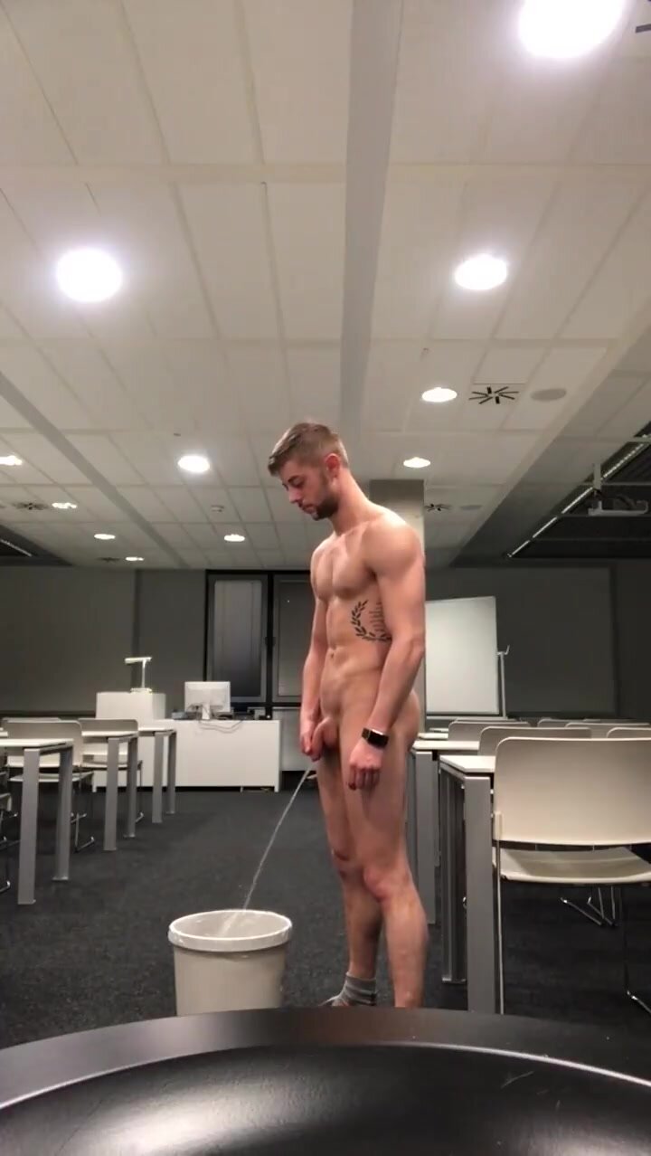 FIt dude strips and plays with himself in a classroom