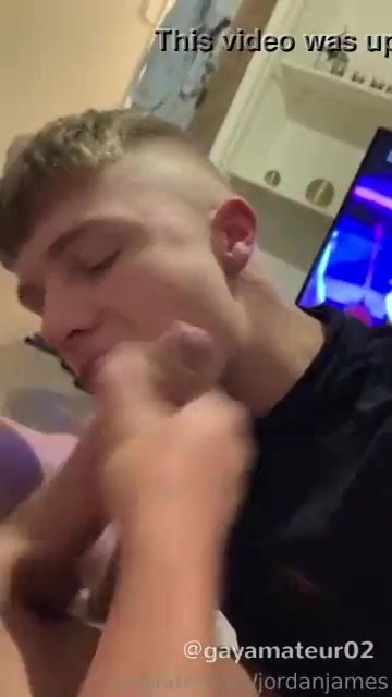 hot lad sucking a hot dick
