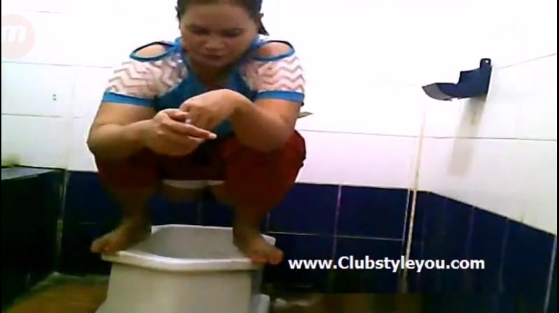 Girl poop in public toilet 45