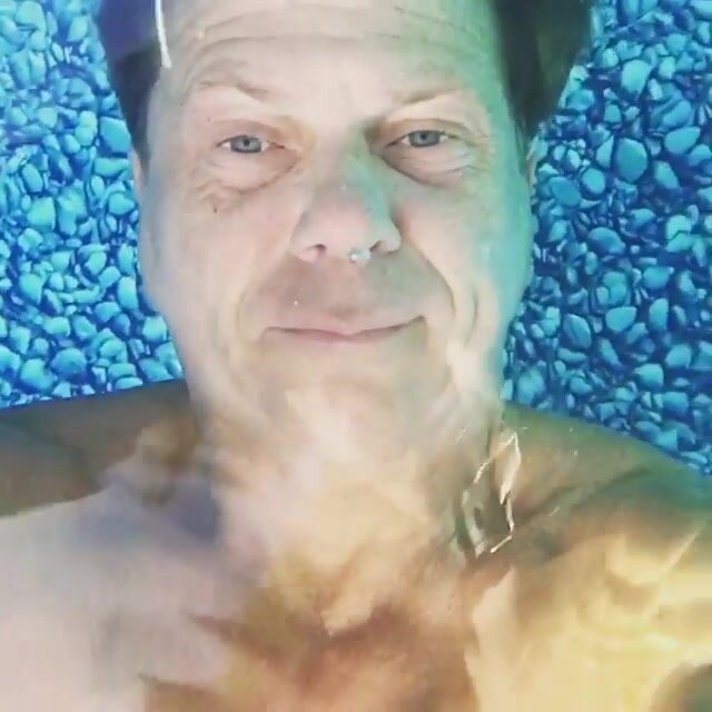 Daddy breatholding barefaced underwater