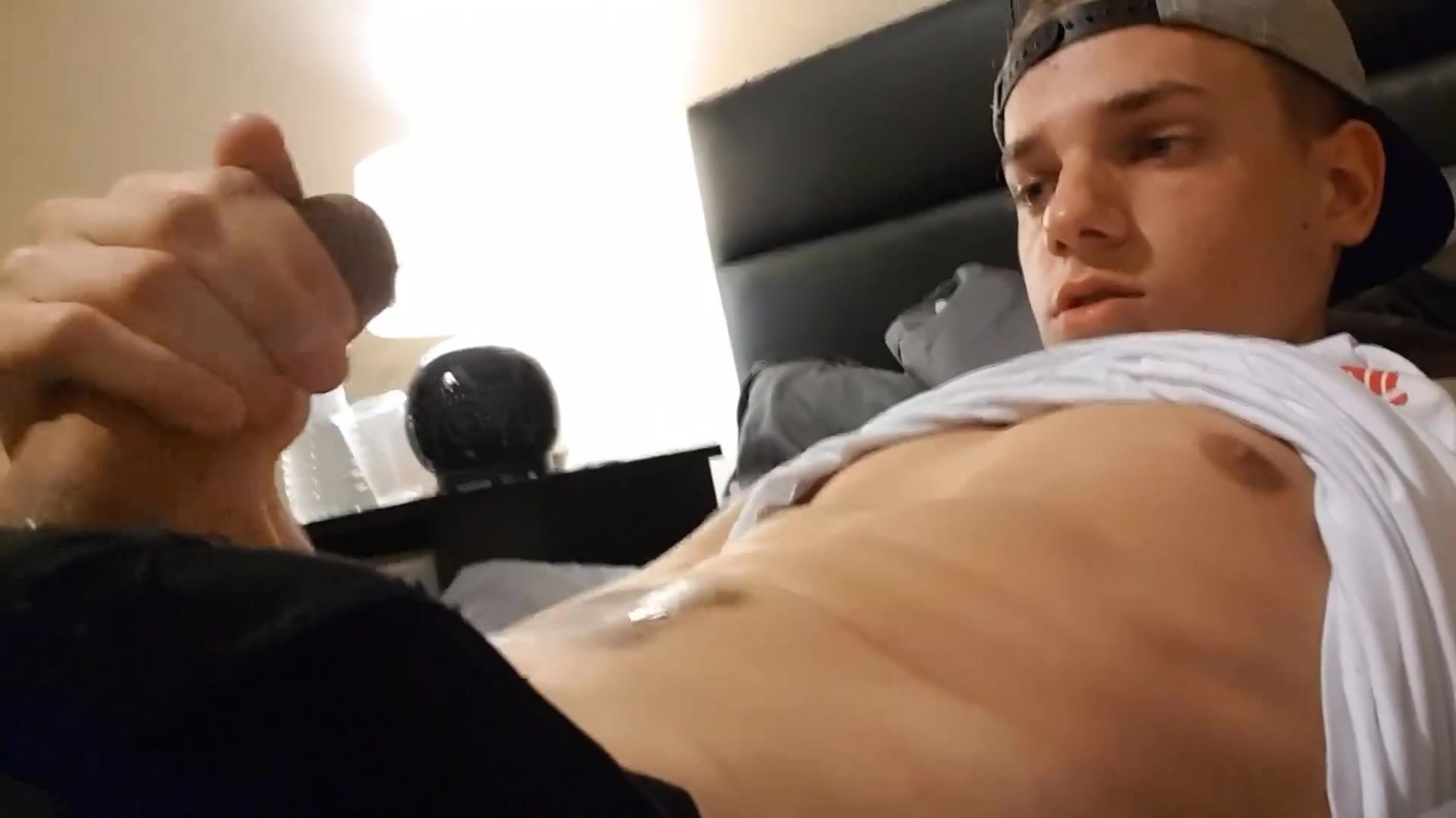 Hot Aussie Guy Cums All Over His Stomach