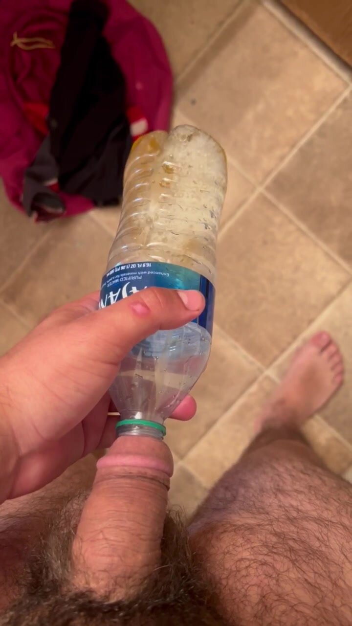 18 yr old  Latin Pissing into a water bottle 1