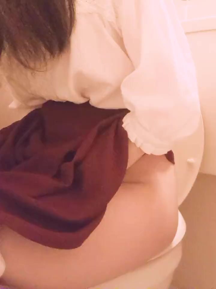 GIRL RECORDING HER SELF WHILE POOPING 14
