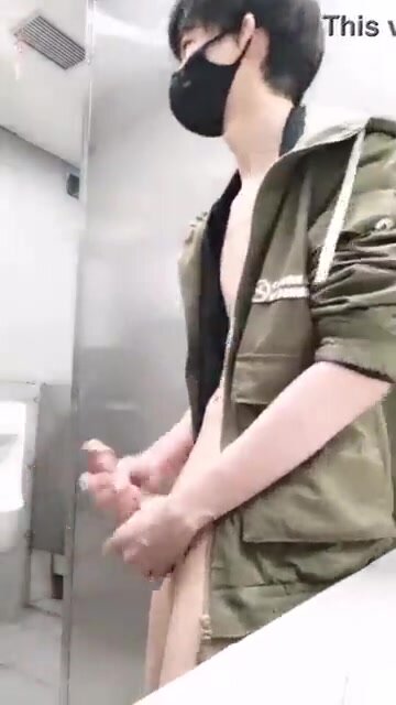Hot asian twink wank in public toilet