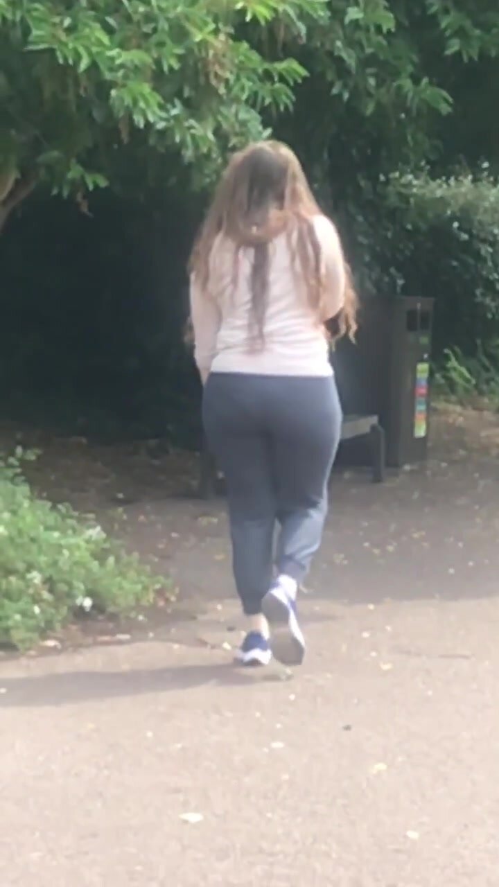 Following a sexy brunette ass in the park