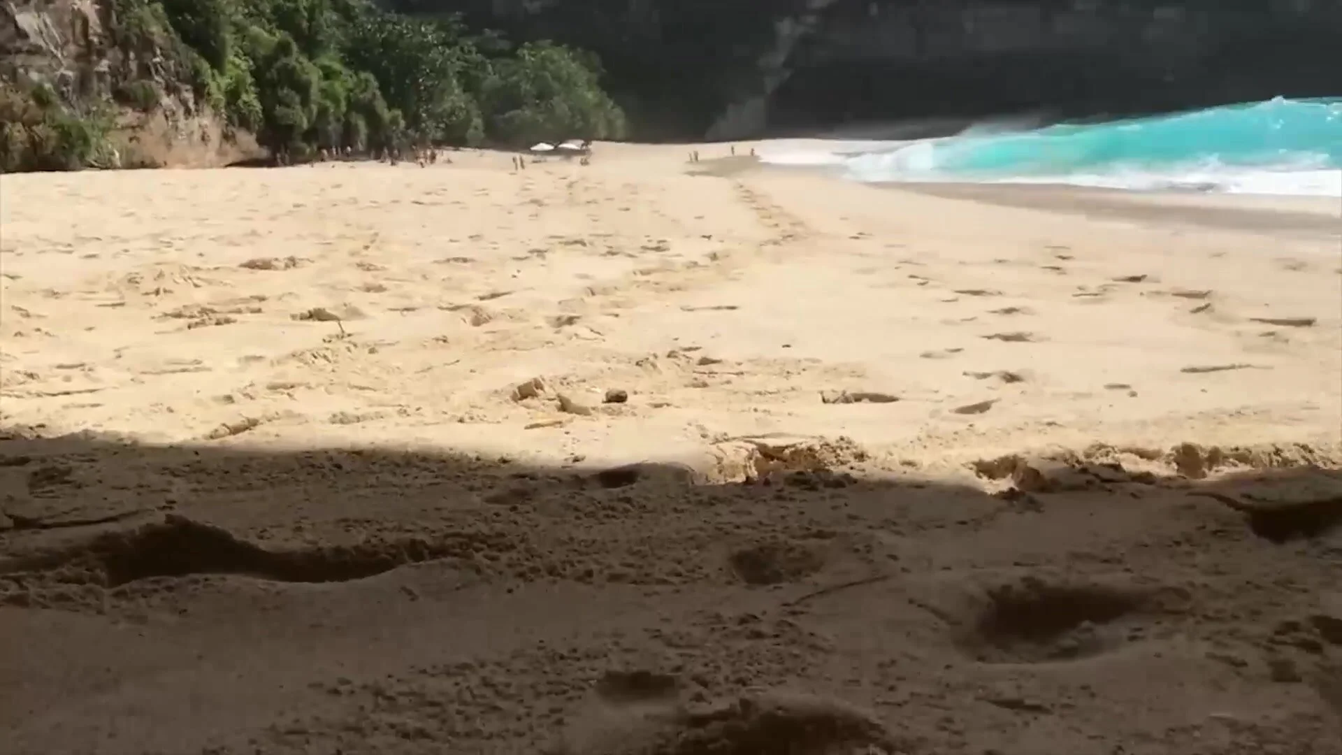 Cette blonde canon se fait baiser à la plage en public - ThisVid.com