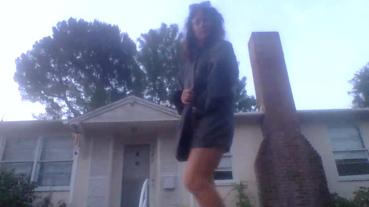 Crazy mature climbing to the roof naked