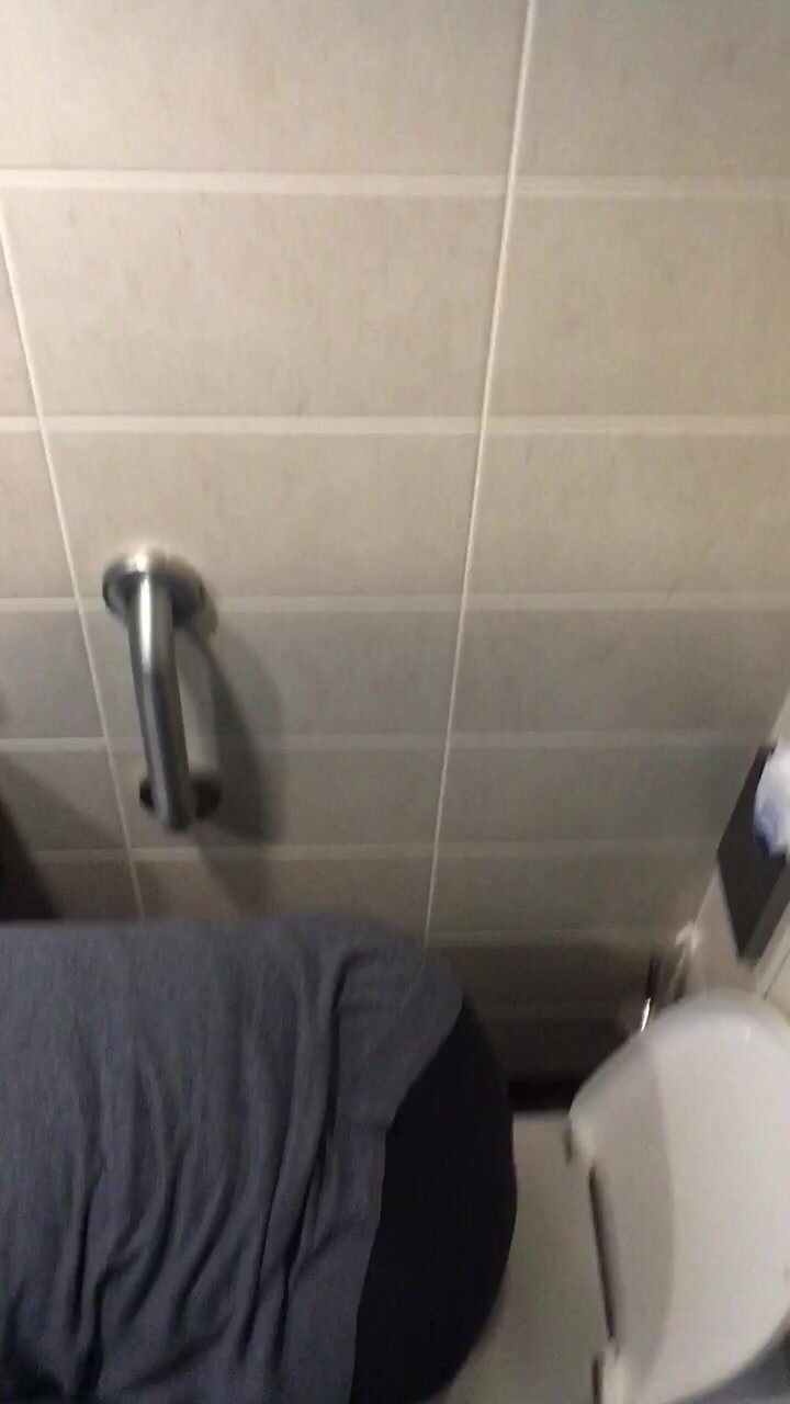 Drunk mom on  Carnival cruise being spyed in toilet