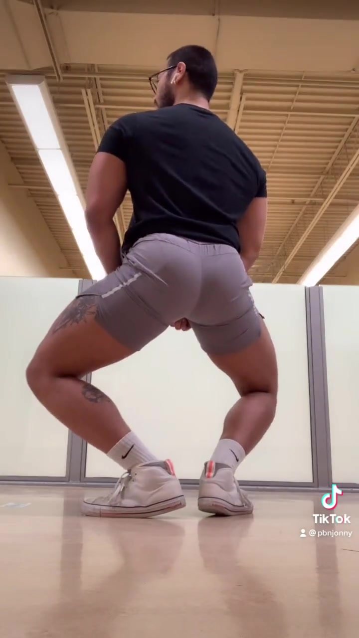 Big booty in gray shorts