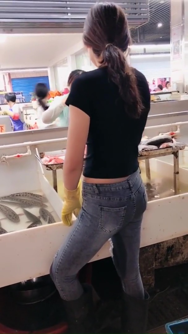 Chinese Fishmonger Wet herself