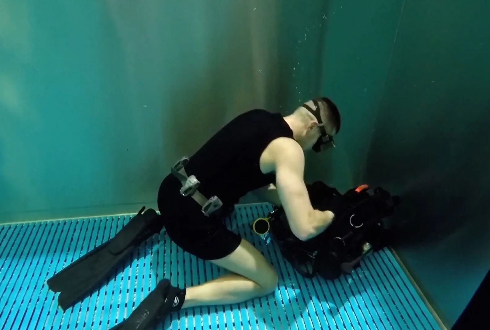 Underwater: Freediver Has to reach SCUBA Unit… ThisVid.com