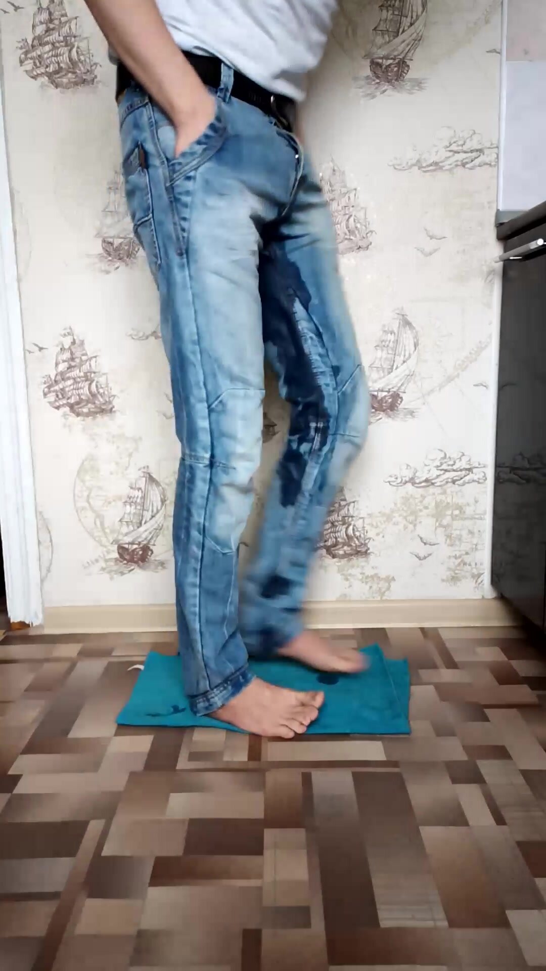Jeans pissing - video 8