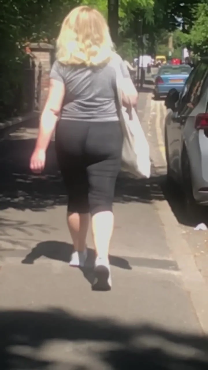 Sexy blonde pawg in leggings pic image