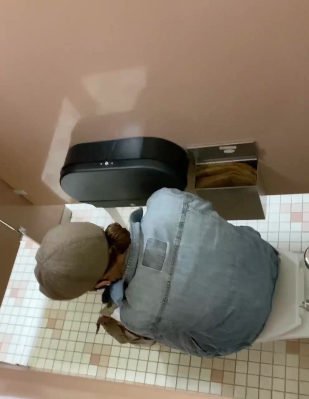 Overstall pee with ass