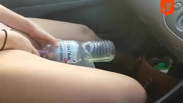 640px x 360px - Girl uses shewee to pee in bottle - ThisVid.com