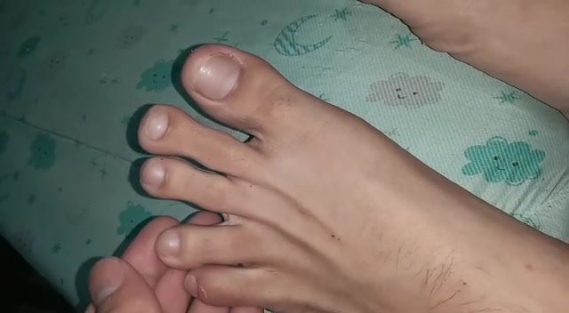Latín feet up