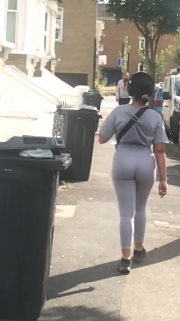 Ebony girl close up ass walking