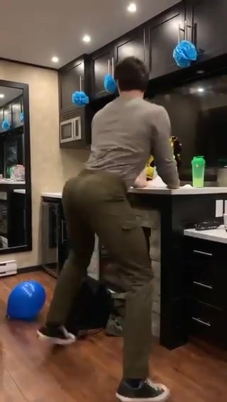 Noah Centineo shows off his ass twerking