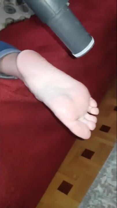 Some guy invites a girl to let him vacuum her soles