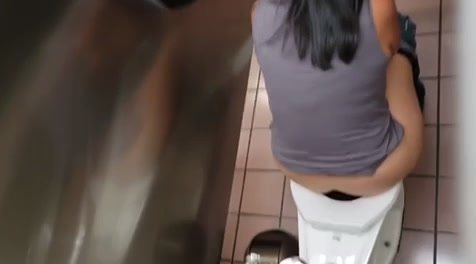 Latina pooping overstall