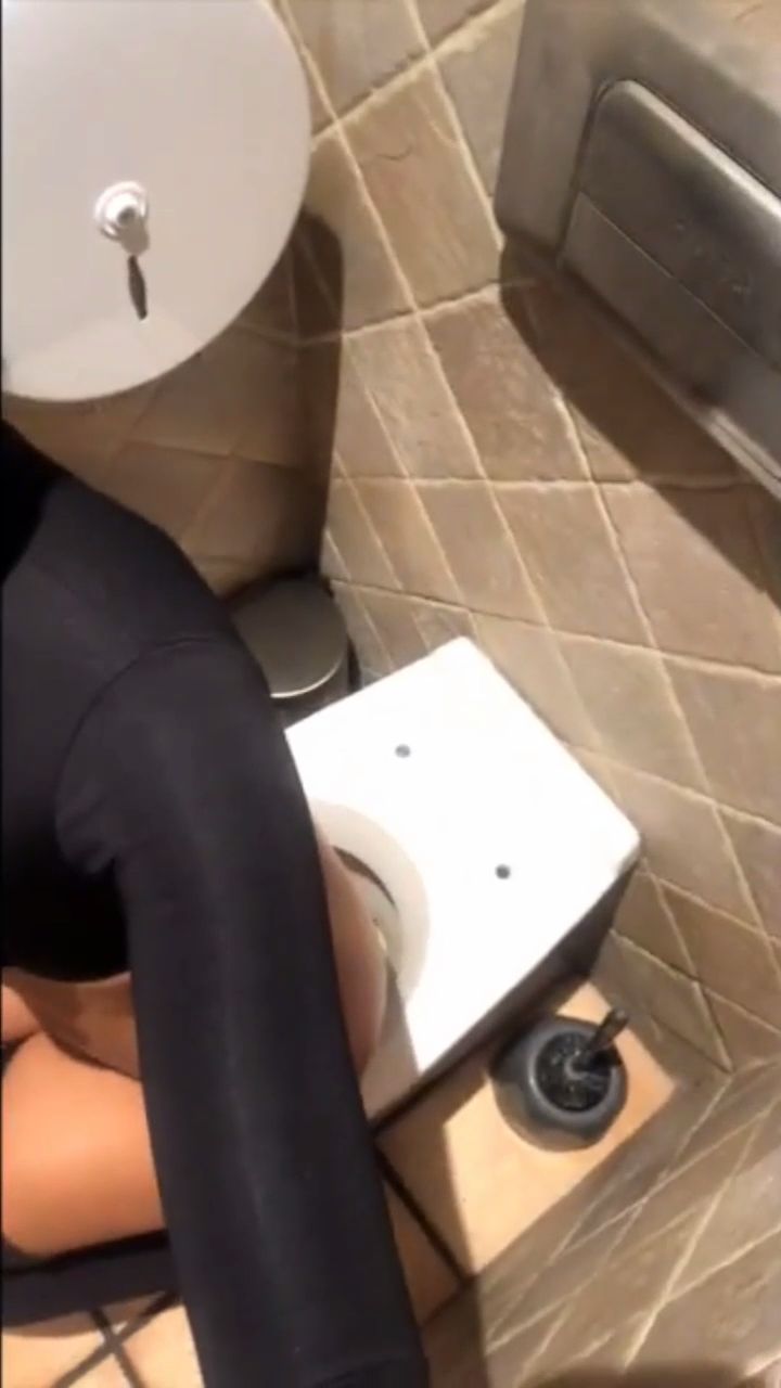 Woman on the toilet vlog