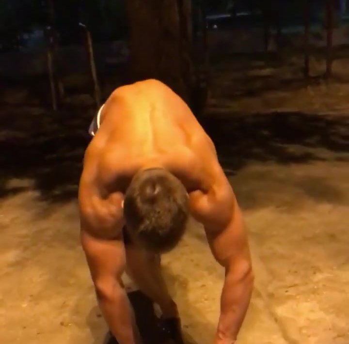 russian gymnast does pushups