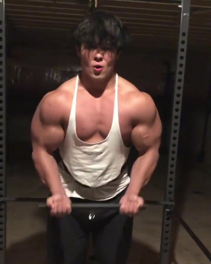 powerfull hunk does bicep workout