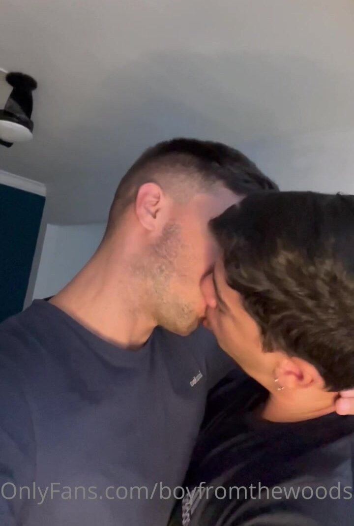 Bros kissing - video 2