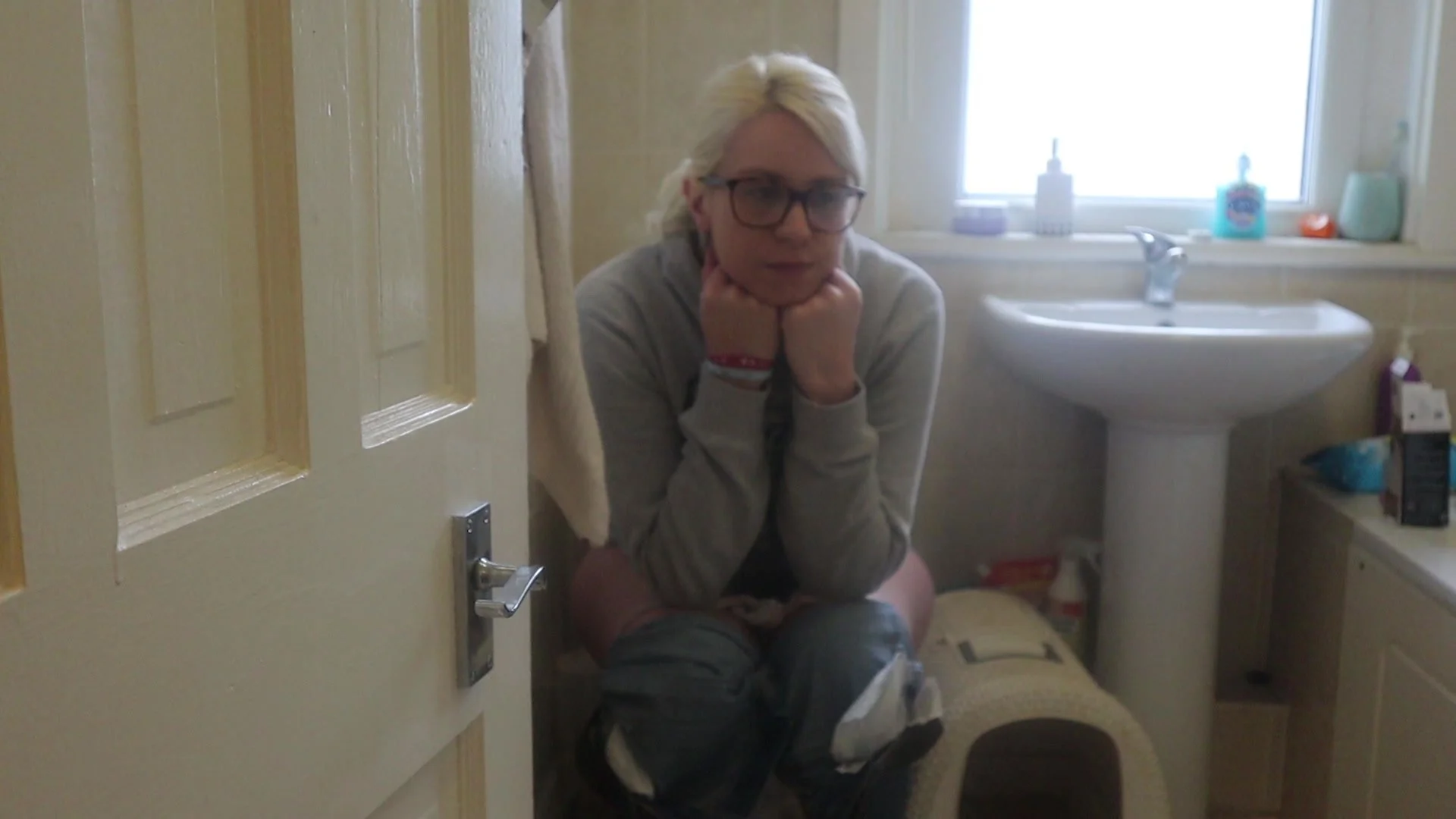 Blonde Girl Toilet Farts bilde