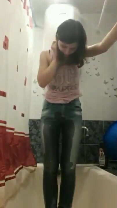 Amateur girl explodes jeans in bathtub