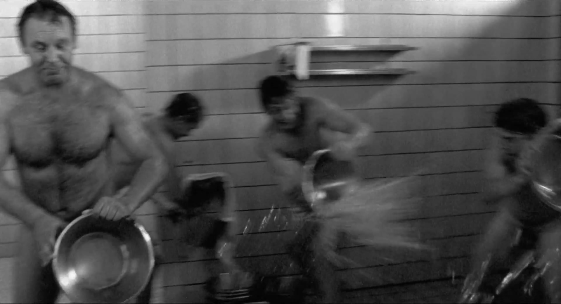 Naked actors showering in Hymyil3vä Mi3s