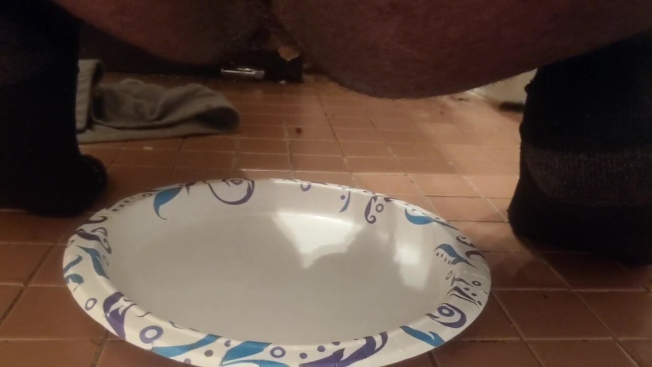 Shitting on a plate - video 6