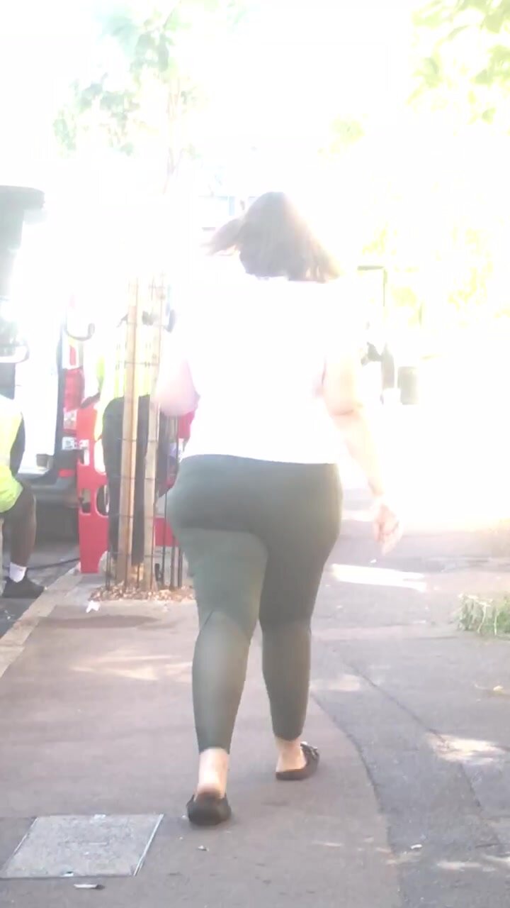 Sexy Bbw walking in green leggings