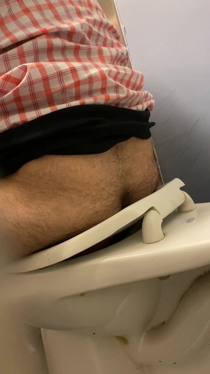 College dude dumping and wiping