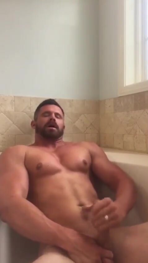 Hot married daddy jacks off in tub