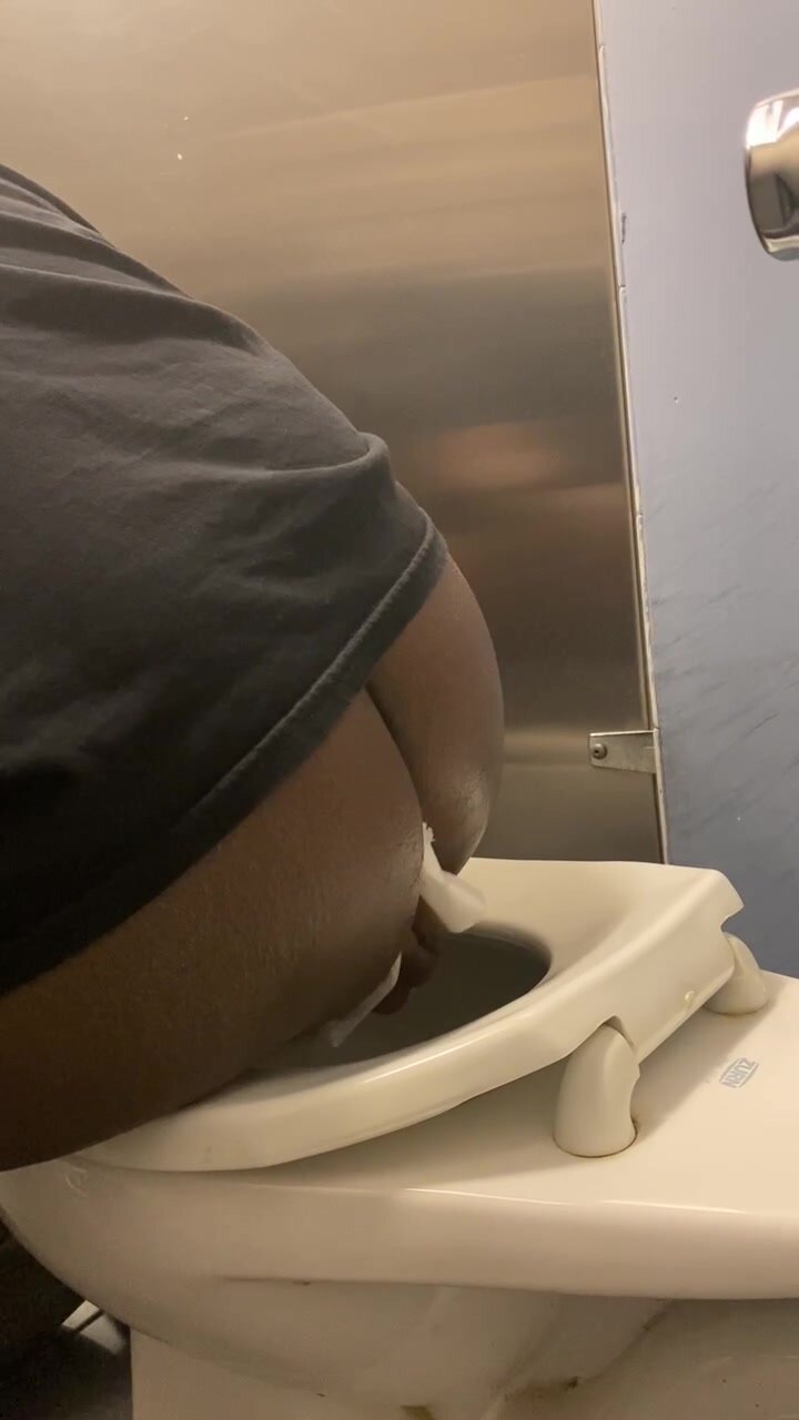 Black dude cleaning his ass