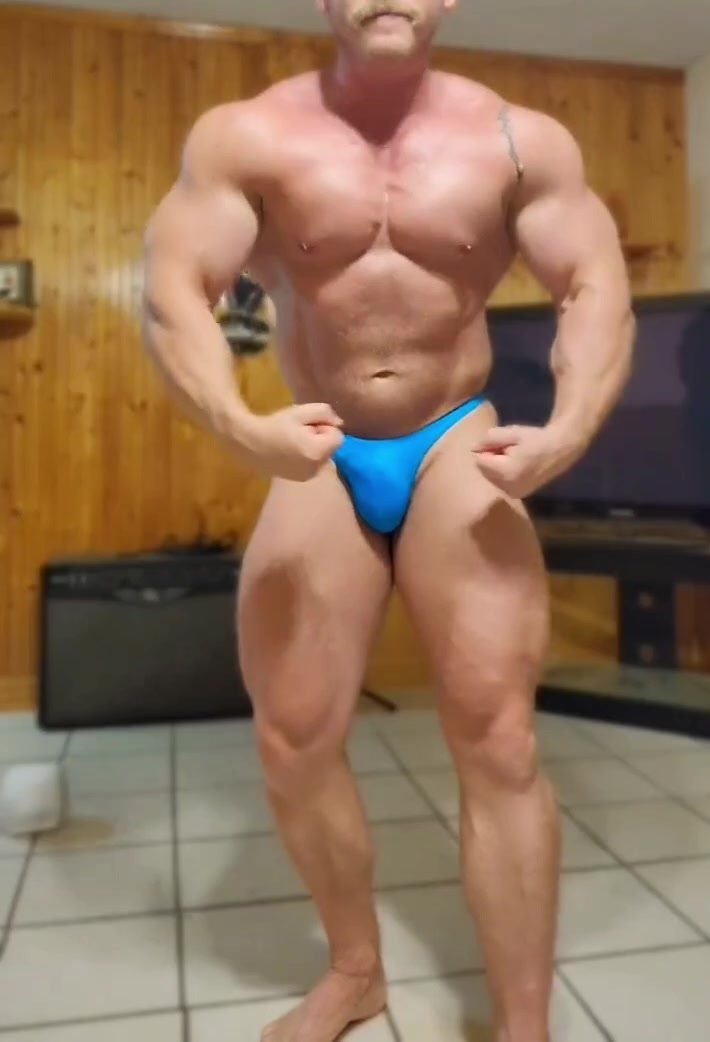 Bodybuilder flexing his blue bulge. 