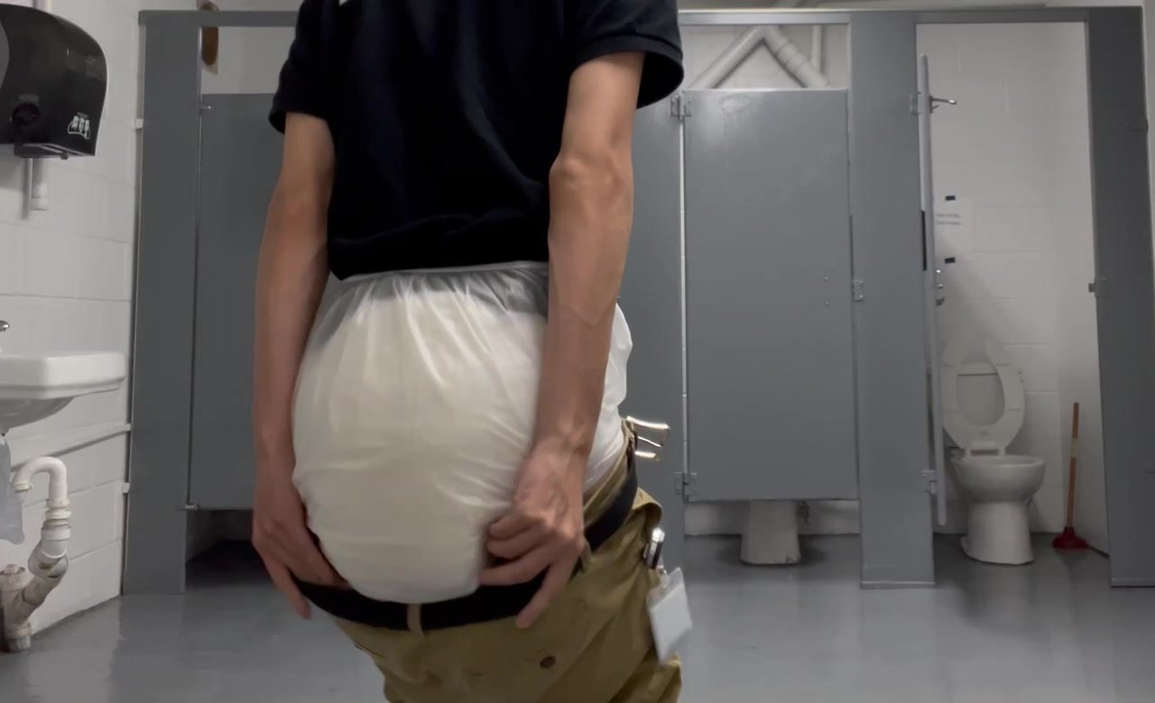 Thick Diaper struggles at work - ThisVid.com.