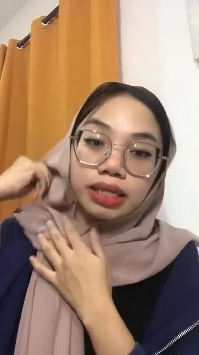 Malaysian Girl Anal - Malay girl show with glasses - ThisVid.com