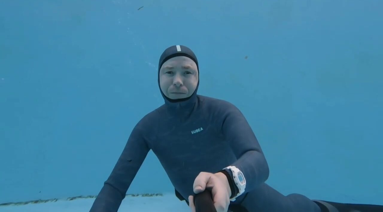 Breatholding barefaced underwater in tight wetsuit - video 2