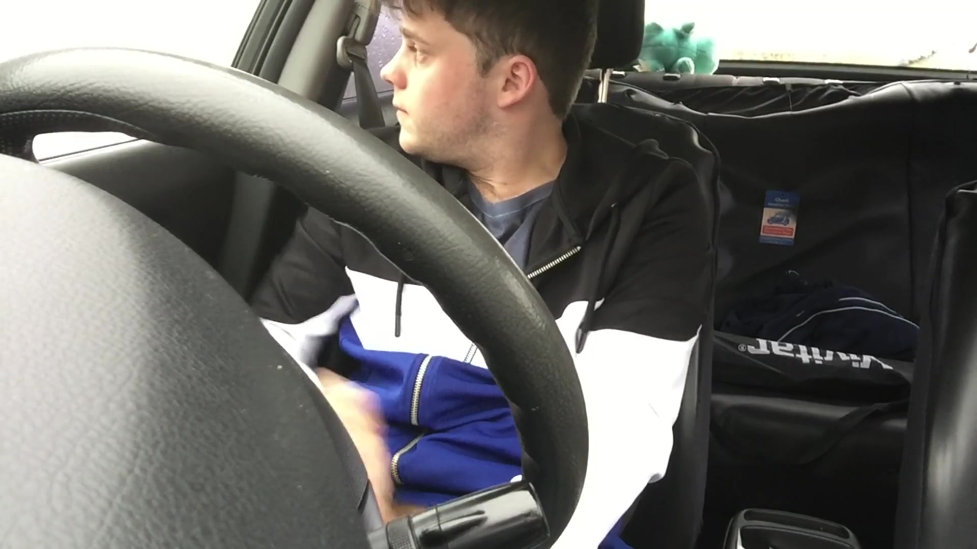 Ben wanks in car