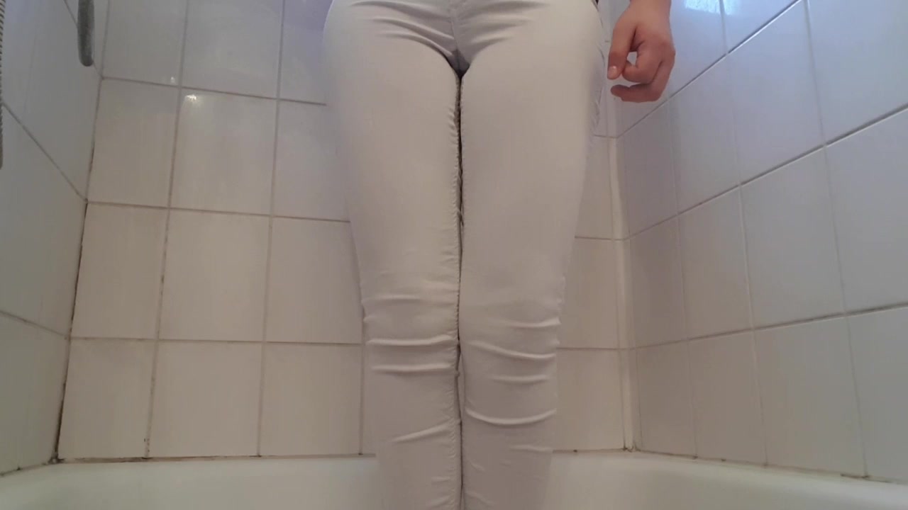 Amateur soaks her white jeans in the shower